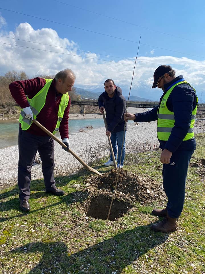 Aksion për mbjelljen e fidanëve përgjatë lumit Drino e Vjosë